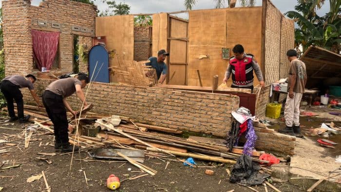 update_210_rumah_rusak_akibat_angin_kencang_di_simalungun