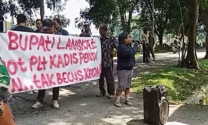 diduga_lakukan_pungli_terhadap_kepsek_plt_kadisdik_langkat_didemo_warga