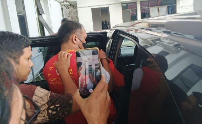 kasus_korupsi_parkir_rs_vita_insani_tohom_lumban_gaol_diserahkan_ke_kejari_dan_dibawa_ke_medan