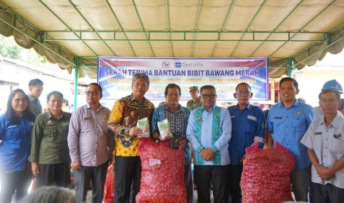 pemkab_taput_serahkan_bibit_bawang_merah_csr_sol_untuk_3_kelompok_tani