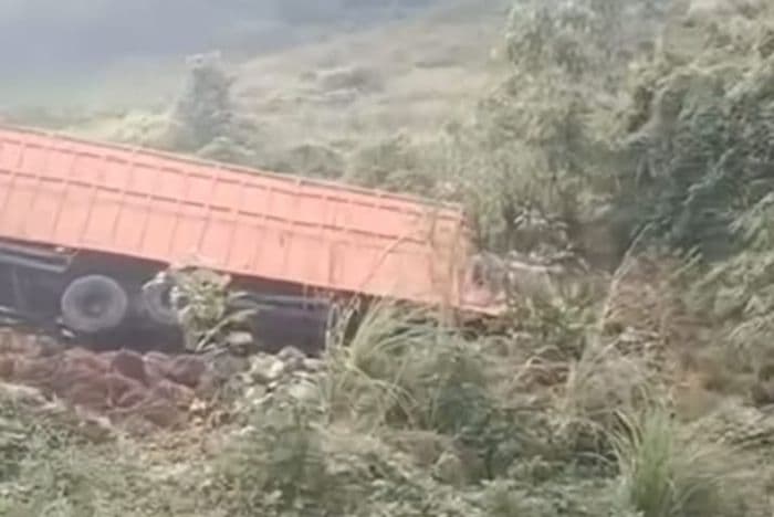 truk_sawit_masuk_jurang_di_deli_serdang_sopir_selamat_dengan_luka_lecet