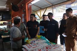 pastikan_stabilitas_harga_polisi_awasi_distribusi_beras_di_pasar_baru_stabat_langkat
