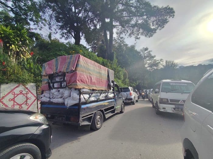 libur_isra_mikraj_dan_imlek_antrean_kendaraan_padati_pintu_masuk_pelabuhan