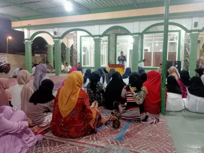 meski_diguyur_hujan_warga_bsp_lubuk_pakam_tetap_hadiri_peringatan_isra_miraj