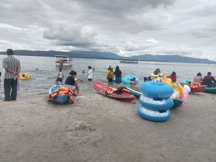 meski_libur_panjang_pengunjung_pantai_lumban_bulbul_balige_berkurang_drastis