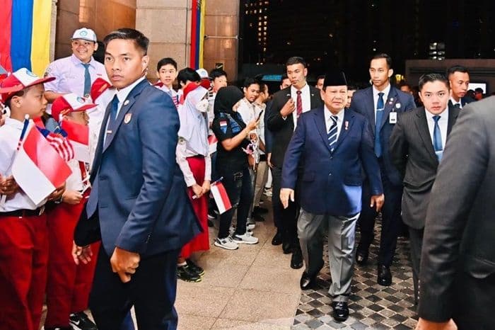 prabowo_kunjungan_ke_malaysia_warga_selamat_datang_pak_presiden