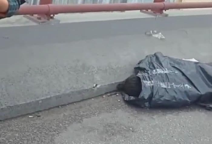 viral_tubuh_terbungkus_plastik_di_flyover_brayan_medan_sita_perhatian