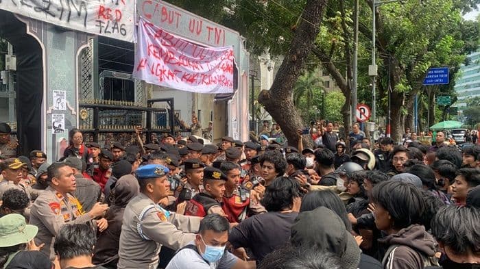 ricuh_aksi_tolak_uu_tni_di_dprd_sumut_dua_mahasiswa_pingsan_dan_luka