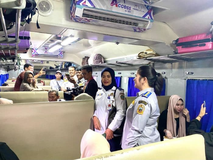 pt_kai_berangkatkan_44387_penumpang_mudik_lebaran_2025