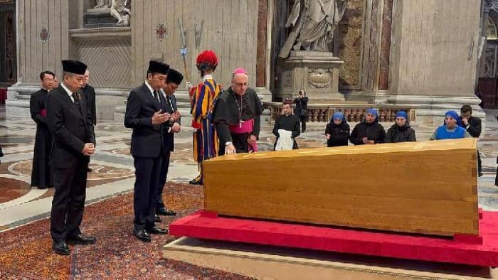 prabowo_perintahkan_natalius_pigai_beri_penghormatan_terakhir_ke_paus_fransiskus_