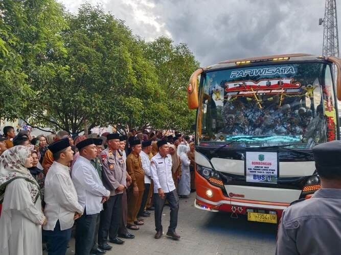 216_jemaah_calhaj_asal_paluta_diberangkatkan_ke_tanah_suci