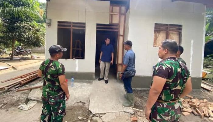 dandim_0208asahan_tinjau_langsung_progres_renovasi_rumah_warga_