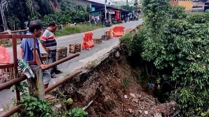jembatan_di_jalan_ulakma_sinaga_simalungun_nyaris_ambruk_akibat_longsor