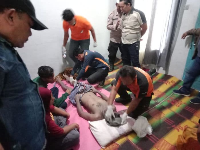 jenazah_pria_ditemukan_di_pinggir_sungai_patumbak_warga_geger