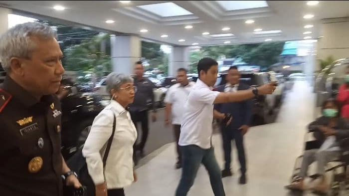 komjak_besuk_jaksa_jhon_wesli_korban_pembacokan_di_rs_columbia_medan_