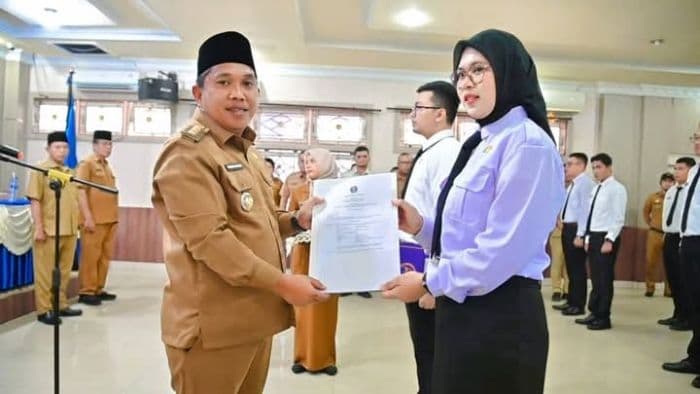 wali_kota_sibolga_serahkan_sk_pengangkatan_ke_70_cpns_formasi_2024