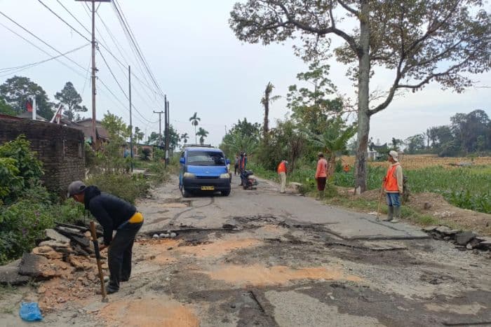perbaikan_jalan_rusak_pematangsiantar_sidamanik_dimulai_warga_sambut_gembira