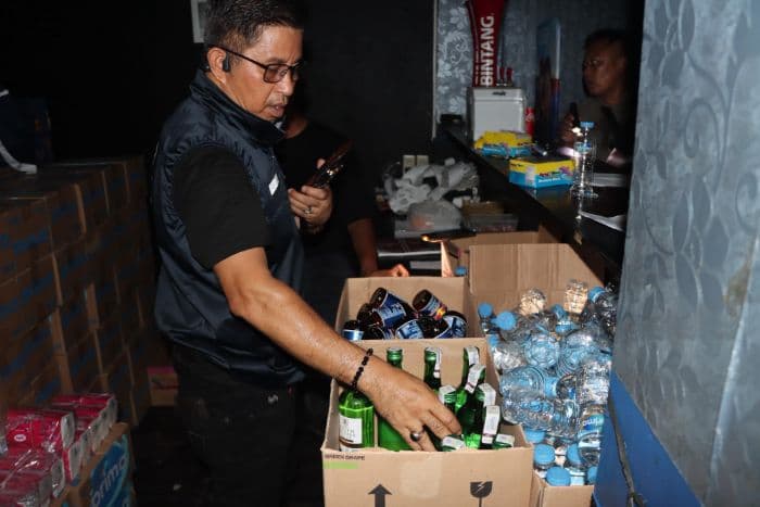 tim_gabungan_polda_sumut_dan_kodam_ibb_segel_diskotek_blue_star_di_langkat