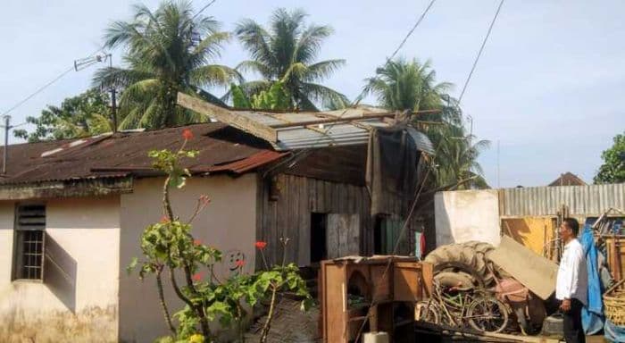 angin_kencang_hantam_langkat_sejumlah_rumah_rusak_di_sawit_sebrang