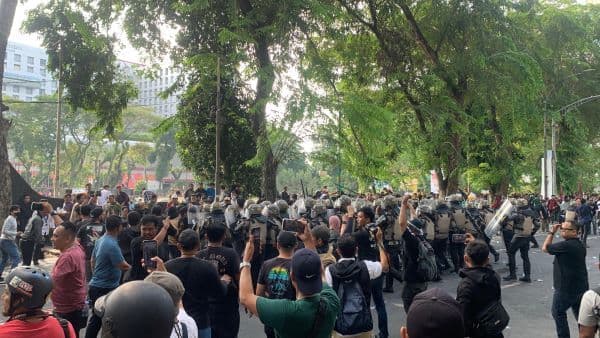 breaking_news_unjuk_rasa_di_dprd_sumut_ricuh_massa_dan_polisi_terlibat_bentrok