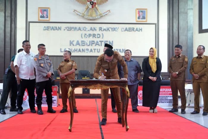 bupati_labusel_tandatangani_persetujuan_bersama_perubahan_apbd_2025