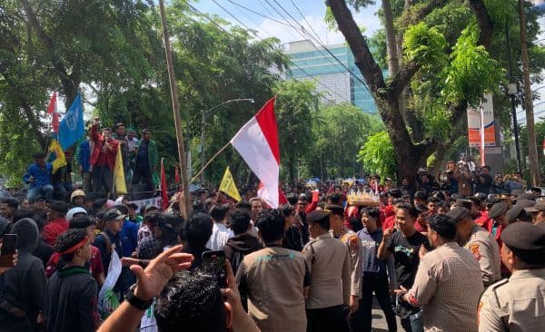 massa_cipayung_plus_gelar_aksi_di_dprd_sumut_serukan_pembubaran_dpr
