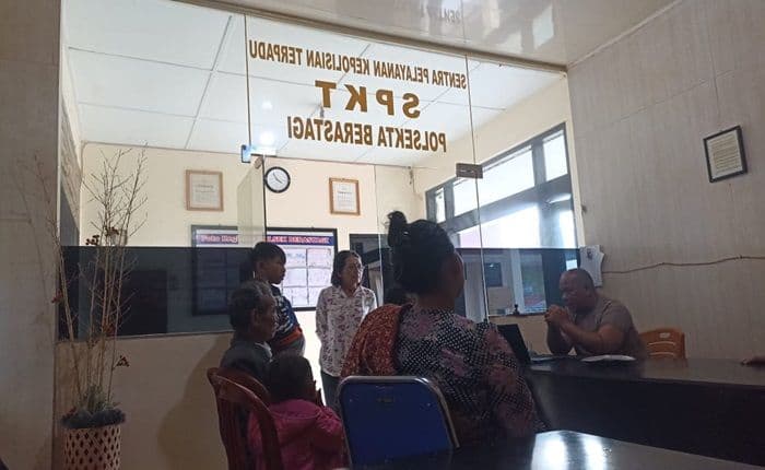 keluarga_wiro_sableng_datangi_polsek_berastagi_usai_penangkapan_terkait_kasus_pembunuhan