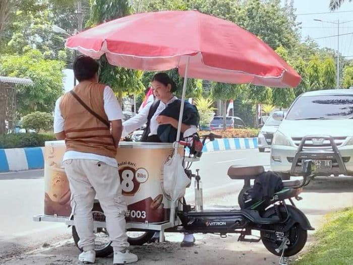 pengantin_baru_jual_kopi_di_alunalun_deli_serdang_raup_rp200_ribu_per_hari