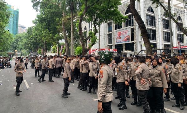 sempat_ricuh_situasi_unjuk_rasa_di_gedung_dprd_sumut_berangsur_kondusif