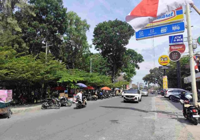 trotoar_pematangsiantar_ramai_pkl_pejalan_kaki_terganggu_aktivitasnya