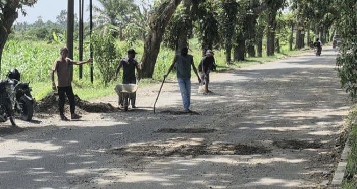 warga_timbun_jalan_rusak_di_stabat_secara_swadaya_untuk_cegah_kecelakaan