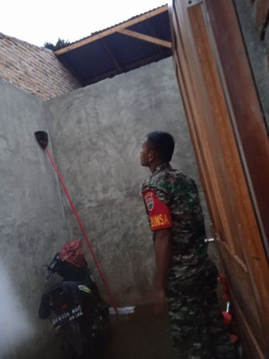 hujan_deras_dan_angin_kencang_terjang_deli_serdang_dua_rumah_rusak_parah