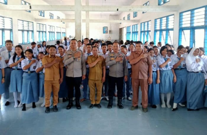 gelar_police_go_to_school_di_smkn_1_sirandorung_polres_tapteng_tanamkan_kesadaran_hukum_kepada_siswa