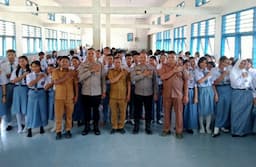 gelar_police_go_to_school_di_smkn_1_sirandorung_polres_tapteng_tanamkan_kesadaran_hukum_kepada_siswa