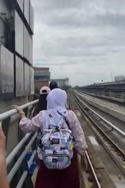 lrt_jabodebek_alami_gangguan_penumpang_dievakuasi_berjalan_di_jalur_layang