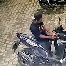 motor_jemaah_di_langkat_raib_saat_salat_subuh_aksi_pelaku_terekam_cctv