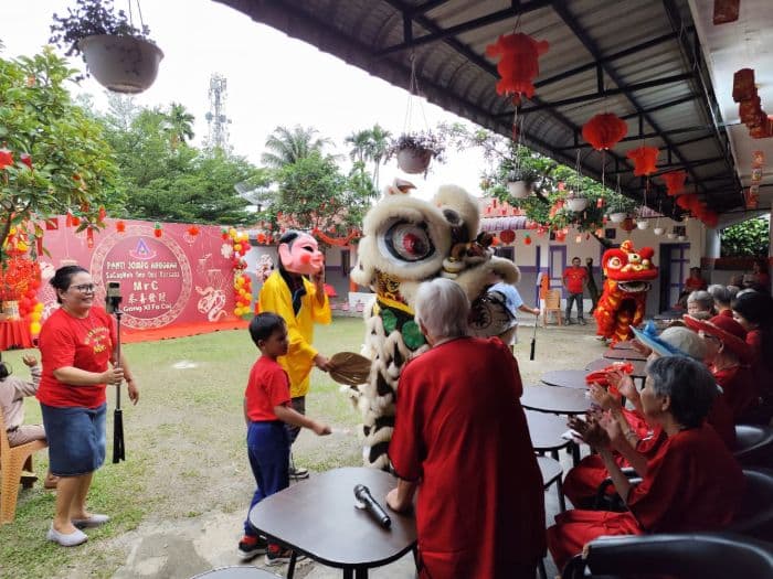 barongsai_dari_vihara_avalokitesvara_pukau_panti_jompo_anugrah_simalungun