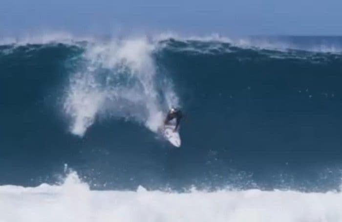 liga_selancar_dunia_di_hawaii_diundur_akibat_kondisi_cuaca_ekstrim