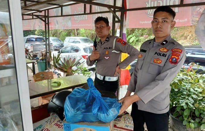 pastikan_kenyamanan_wisatawan_di_samosir_kapolres_beri_makanan_dan_minuman