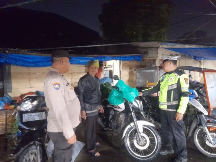 polsek_kotapinang_patroli_preventif_di_pusat_pasar_tradisional_