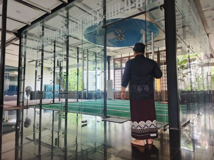 ada_masjid_minimalis_berdinding_kaca_di_medan_cocok_ngadem_saat_ramadan