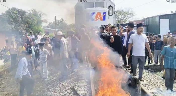 irt_tewas_tersambar_ka_di_batu_bara_warga_blokir_perlintasan
