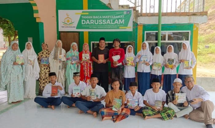 pfi_medan_dan_bumi_aksara_serahkan_wakaf_buku_ke_kampung_darussalam