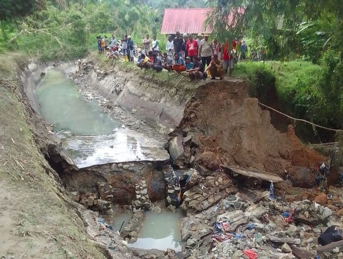 saluran_irigasi_jebol_di_huta_bayu_raja_warga_khawatir_gagal_panen