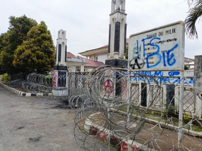 demo_mahasiswa_di_pematangsiantar_berlanjut_polisi_pasang_kawat_berduri