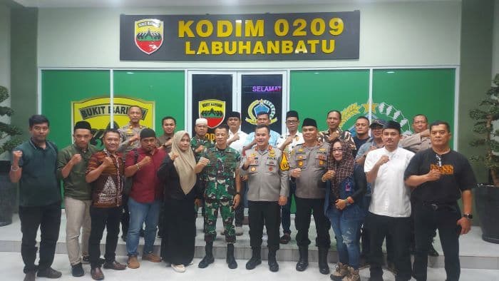 jaga_kekompakan_kapolres_labuseldandim_0209lb_buka_puasa_bersama_