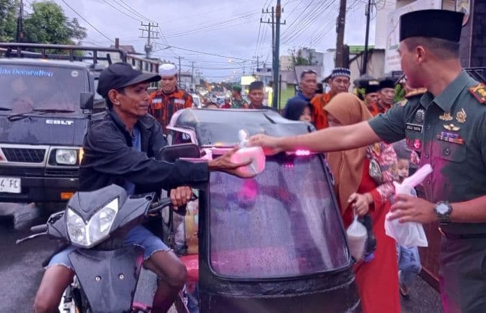 kodim_0212ts_bagikan_takjil_dan_salurkan_semboka_kepada_warga_kurang_mampu_