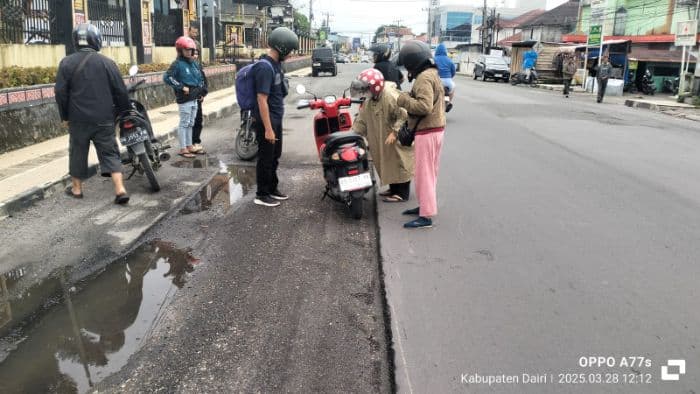 lubang_kerukan_jalan_protokol_sitinjosidikalang_rawan_kecelakaan