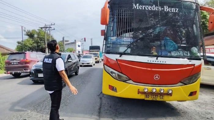 sopir_bus_yang_melintas_di_jalinsum_kisaran_mendadak_dites_urine