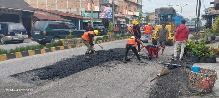 warga_soroti_pekerjaan_hotmix_jalan_protokol_sidikalang